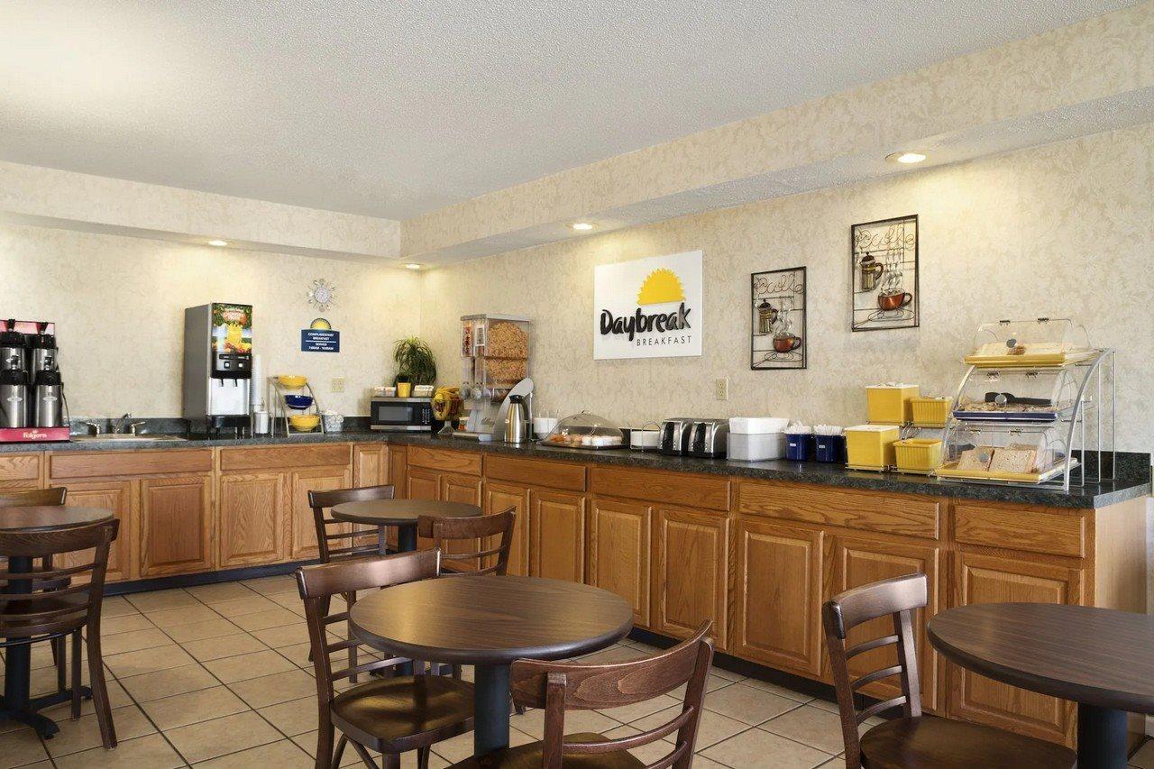 Rodeway Inn & Suites Monroeville-Pittsburgh Exterior photo